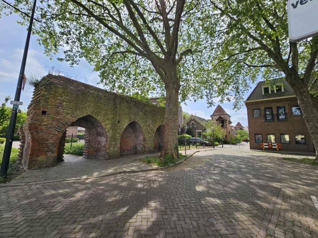 Teil der alten Stadtmauer in Zutphen in der Nähe des Berkelpoort